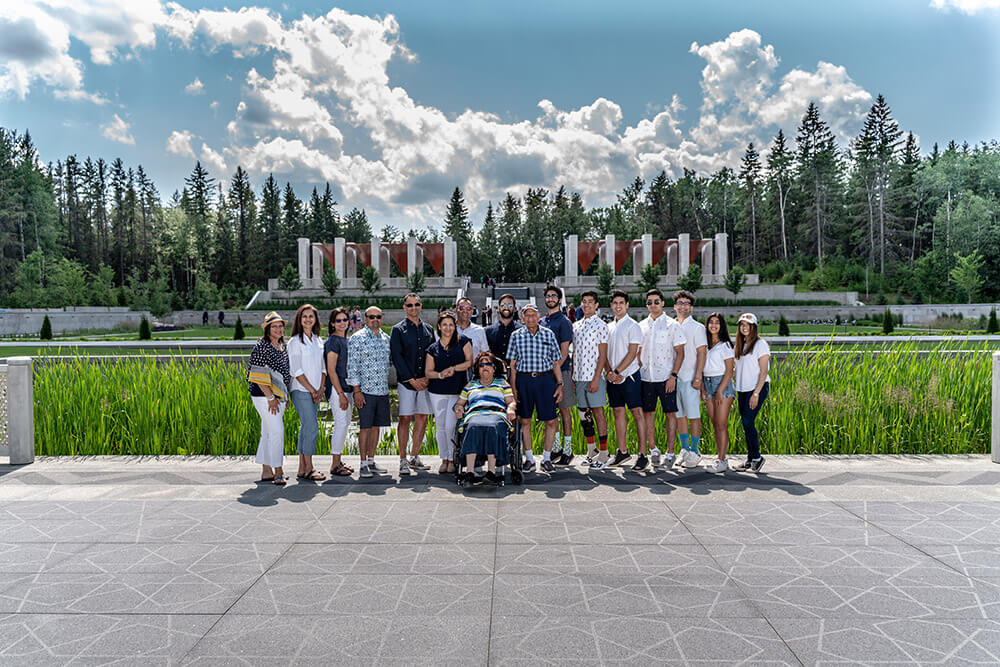 Family Reunion Photo session at the Agakhan Garden in Devon Alberta